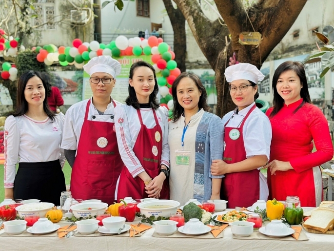 Cô giáo Trần Bích Chi cùng các đồng nghiệp Trường mầm non Việt – Bun