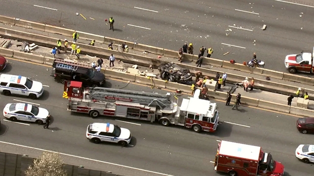 Xe khách đâm vào công nhân làm đường cao tốc, 6 người tử vong
