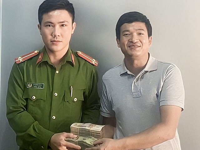 Một phụ nữ tại Hà Nội được trả lại 300 triệu đồng “chuyển khoản nhầm”