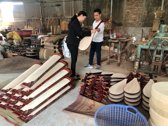 Anh Dương Minh Cường, chủ cơ sở xản xuất hoàn thiện dòng đàn dân tộc và sản xuất đế giày ở Ứng Hoà, Hà Nội mong muốn được tiếp cận loại hình vốn vay ưu đãi để mở rộng và tái tạo sản xuất.