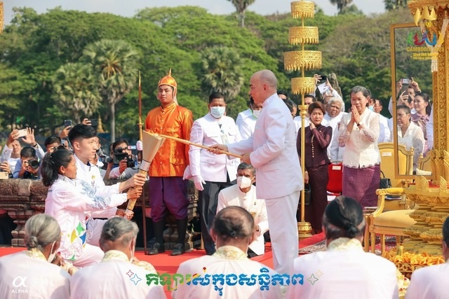 Ngày 21/3, Quốc vương Campuchia Norodom Sihamoni thực hiện nghi thức thắp đuốc SEA Games 32 - Ảnh: Cambodia2023.com