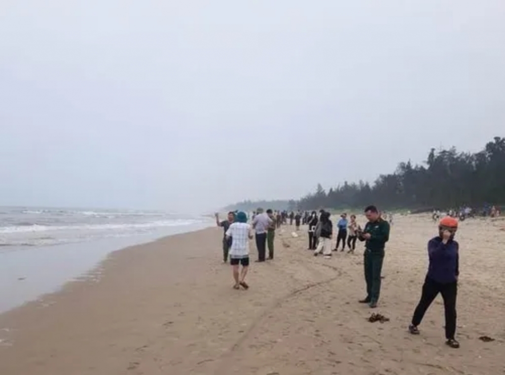 Hà Tĩnh: Tắm biển khiến 3 học sinh bị đuối nước, đã tìm thấy 2 nạn nhân