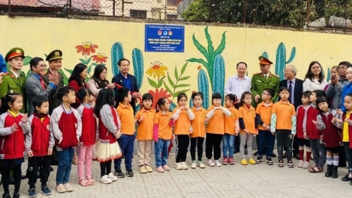 Tháng ba về, những "đóa hoa" bích họa nở sáng bừng phố phường Hà Nội