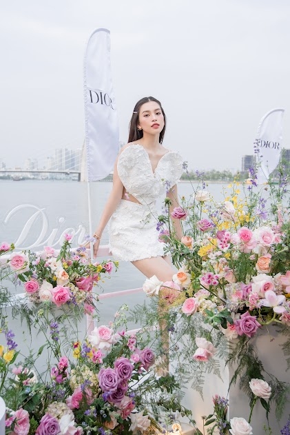 Hoa hậu Tiểu Vy nhận được cơn mưa lời khen trong loạt ảnh mới