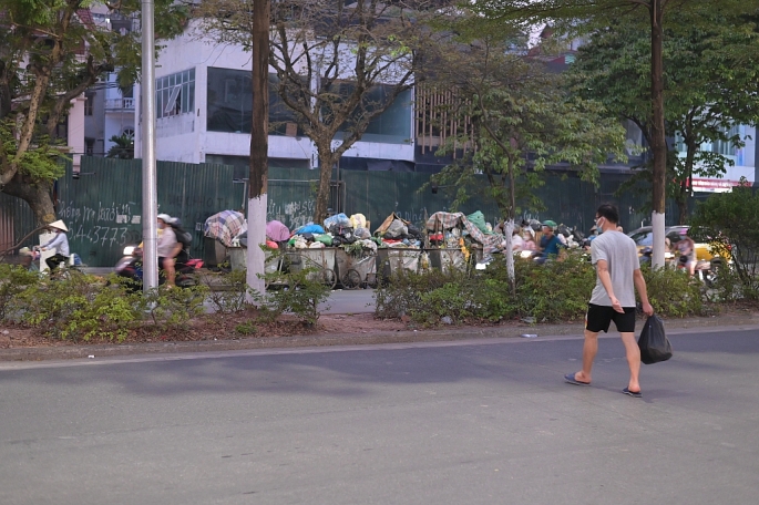 Rác thải tập kết tràn lan, sai quy định trên một số cung đường Hà Nội