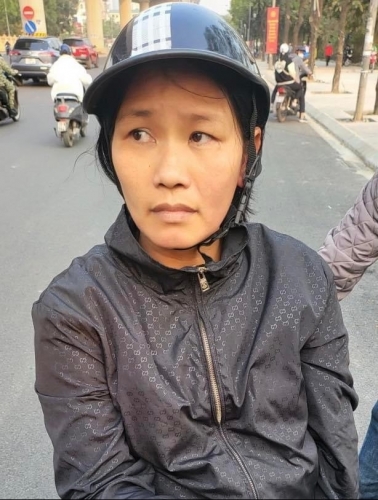 Hành động lấm lét của người phụ nữ đứng gần cổng nghĩa trang Mai Dịch…