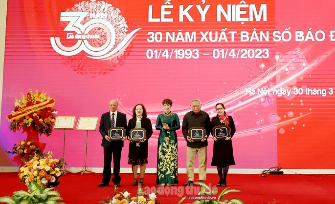 Tổng Biên tập báo Lao động Thủ đô Lê Thị Bích Ngọc tặng Biểu trưng kỷ niệm tới nguyên lãnh đạo báo Lao động Thủ đô qua các thời kỳ.