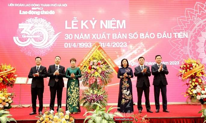 Lãnh đạo thành phố Hà Nội tặng hoa chúc mừng báo Lao động Thủ đô.