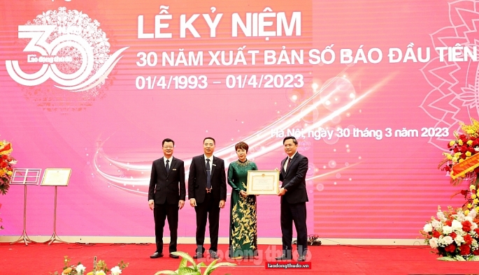 Đồng chí Hà Minh Hải - Phó Chủ tịch Ủy ban nhân dân thành phố Hà Nội tặng Bằng khen của Ủy ban nhân dân Thành phố cho tập thể báo Lao động Thủ đô.