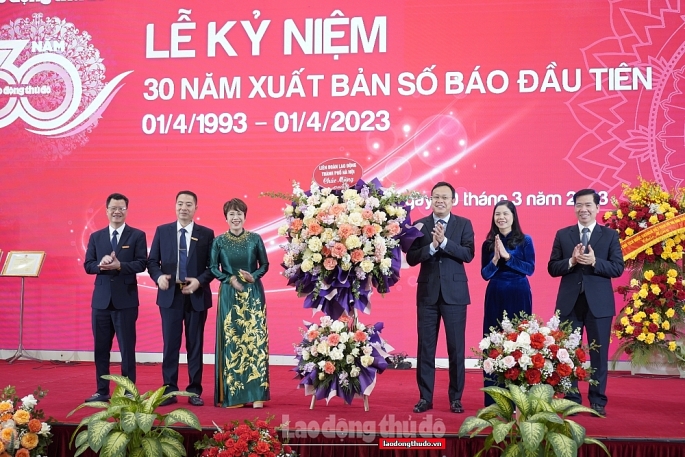 Thường trực LĐLĐ thành phố Hà Nội tặng hoa chúc mừng báo Lao động Thủ đô.