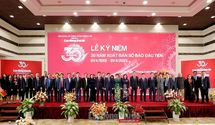 Các đồng chí lãnh đạo Đảng, Nhà nước, thành phố Hà Nội chụp ảnh lưu niệm cùng tập thể cán bộ, phóng viên, nhân viên báo Lao động Thủ đô.