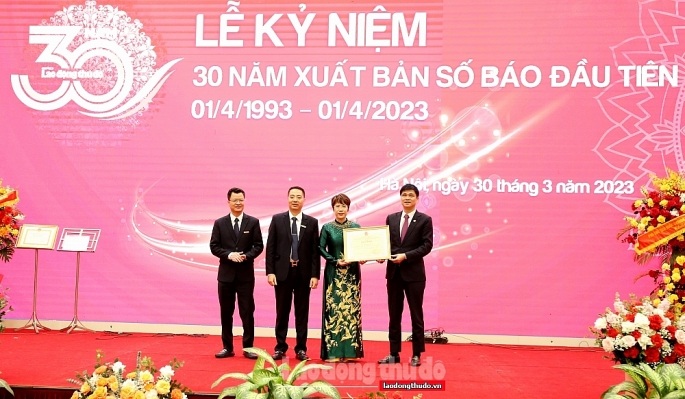 Đồng chí Ngọ Duy Hiểu - Phó Chủ tịch Tổng LĐLĐ Việt Nam tặng Bằng khen của Tổng LĐLĐ Việt Nam cho tập thể báo Lao động Thủ đô.