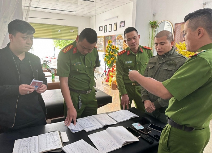 Công an kiểm tra hoạt động tại một cơ sở kinh doanh cầm đồ trên địa bàn huyện Quảng Xương.