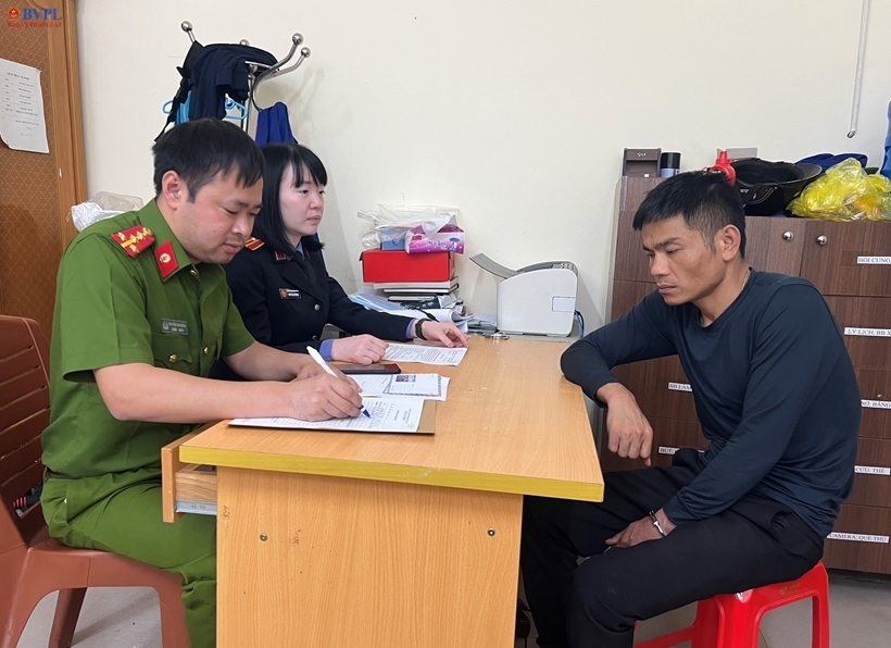 Phát hiện 5 bánh heroin và gần 2kg ma túy đá trong xe ô tô Santafe