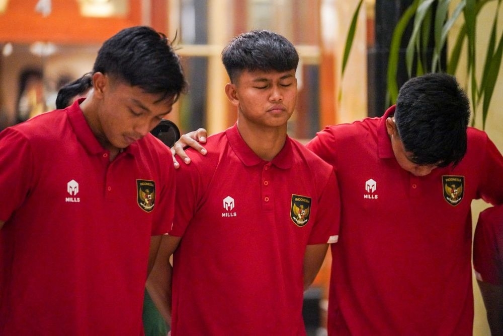 Các cầu thủ suy sụp sau khi Indonesia bị tước quyền đăng cai U20 World Cup