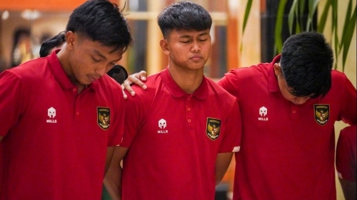 Các cầu thủ suy sụp sau khi Indonesia bị tước quyền đăng cai U20 World Cup