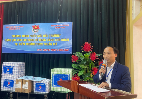 Thầy giáo Nguyễn Văn Ngọc - Bí thư chi bộ, Hiệu trưởng trường THCS Thuần Mỹ phát biểu tại chương trình