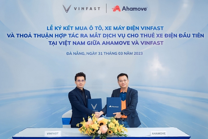 Ahamove mua 200 xe VinFast để triển khai dịch vụ cho thuê xe máy điện đầu tiên tại Việt Nam