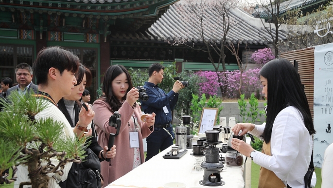 Những phong cách thưởng lãm khác biệt như Cà phê Thiền, được sáng tạo từ di sản văn hóa cà phê phin Việt Nam đã gây ấn tượng đặc biệt với người yêu cà phê tại Hàn Quốc.