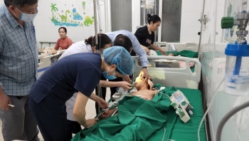 Nghệ An: Một trong ba cháu bé trong vụ nổ tại gara ô tô bị thương rất nặng