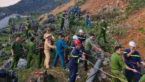 Tìm thấy nạn nhân bị ô tô lùi trúng, rơi xuống hố sâu trên Mã Pí Lèng