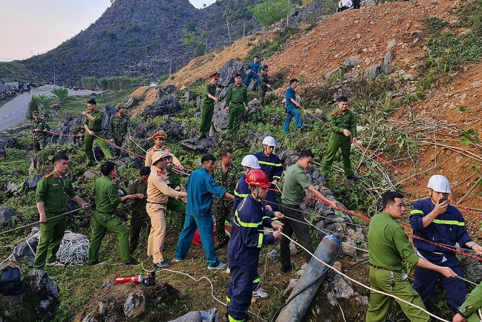 Các lực lượng tập trung cứu nạn nhân bị rơi xuống hố sâu.