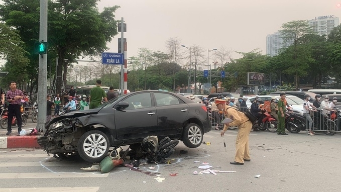 Hà Nội: Ô tô tông hàng loạt xe máy trên đường Võ Chí Công, nhiều người bị thương