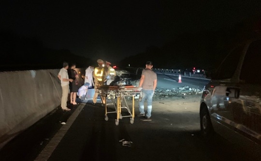 2 ô tô tông nhau trên cao tốc Hà Nội - Hải Phòng, 4 người thương vong