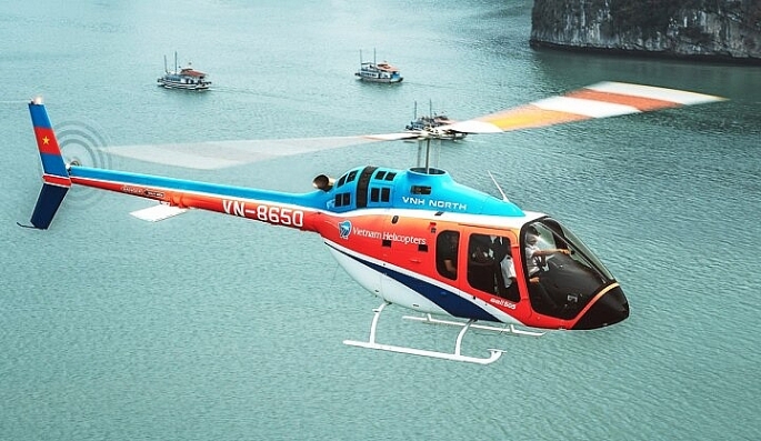 Máy bay trực thăng chở khách tham quan Vịnh Hạ Long.