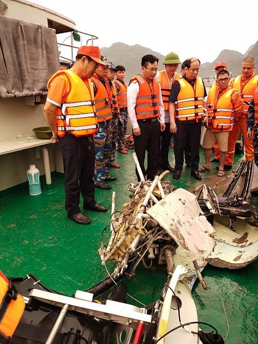 Nhiều bộ phận của máy bay gặp nạn đã được trục vớt lên khỏi mặt nước.
