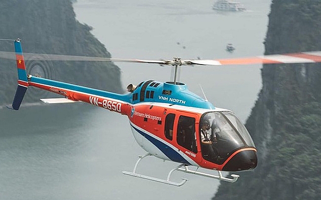 Máy bay trực thăng Bell 505 số hiệu VN-8650 bay trên Vịnh Hạ Long