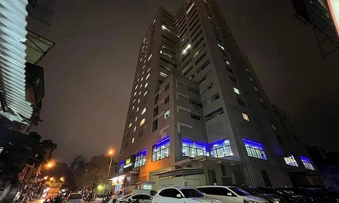 Hà Nội: Kịp thời cứu cháu bé "mắc kẹt" trên tầng 20 chung cư