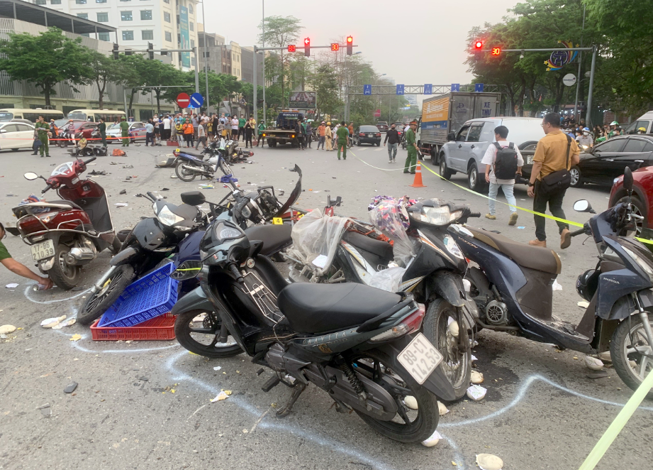 Hiện trường ô tô tông liên hoàn 17 xe máy làm 18 người bị thương ở Hà Nội