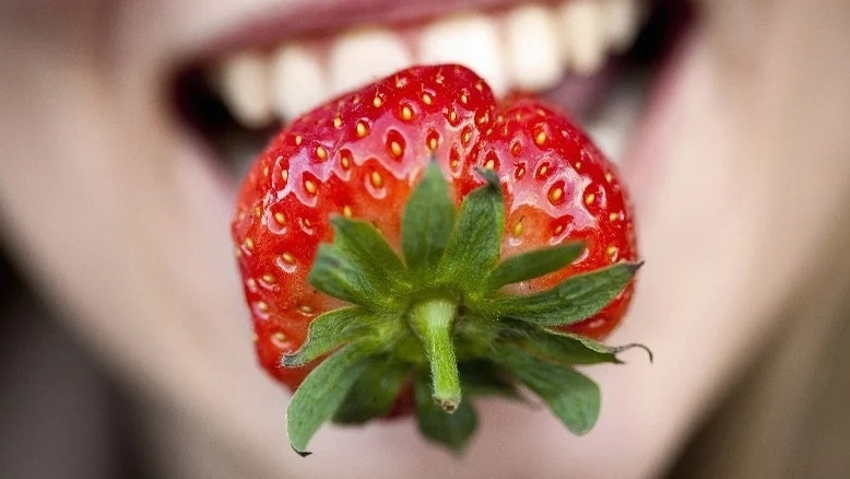Top 7 thực phẩm làm trắng răng không thể bỏ qua