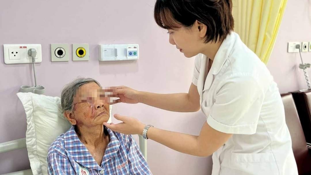 Cụ bà 98 tuổi phát hiện mắc ung thư da từ dấu hiệu lạ trên vùng mặt