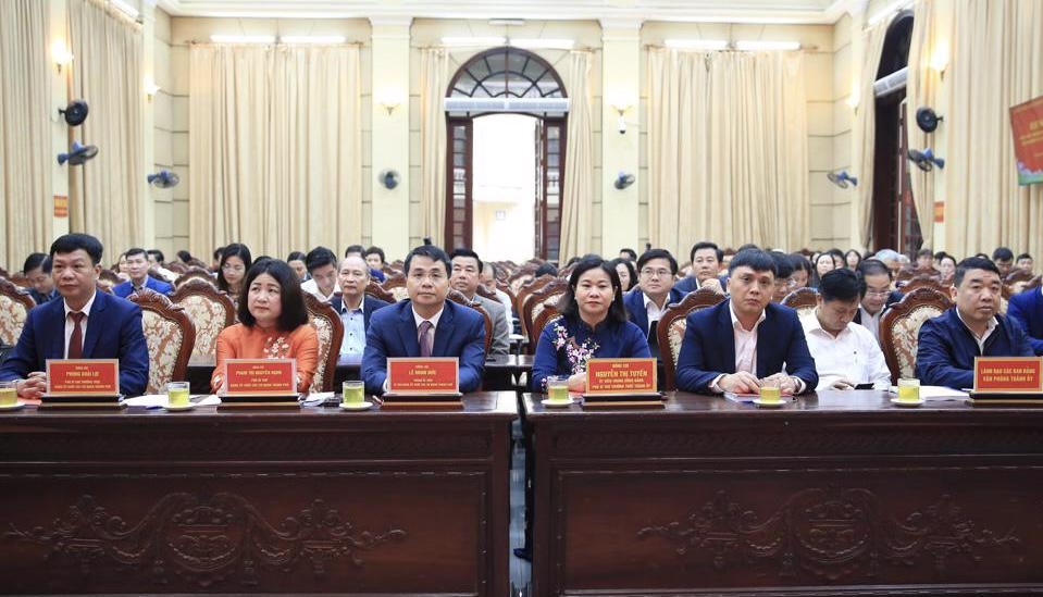 Các đại biểu Thành phố dự Hội nghị sơ kết giữa nhiệm kỳ Đại hội lần thứ XIII Đảng bộ Khối các cơ quan TP Hà Nội