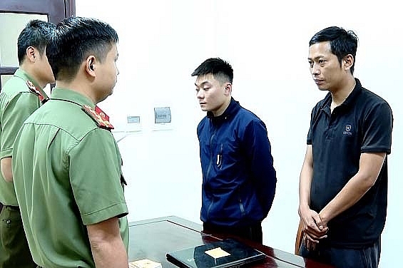 Giúp đỡ nhiều người tiêu 33 tỷ đồng, hai thanh niên Ninh Bình bị bắt