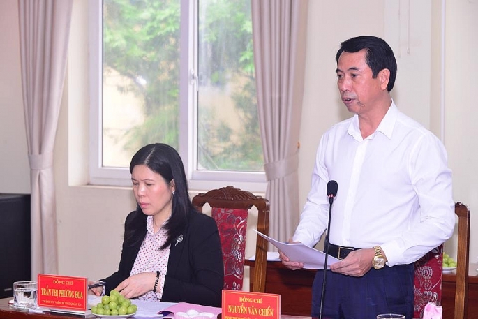 Phó Bí thư Thường trực Quận uỷ Cầu Giấy Nguyễn Văn Chiến báo cáo tại cuộc kiểm tra.