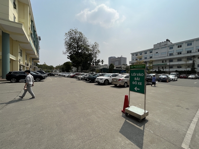 Khu vực dành cho bãi đỗ xe ô tô cực rộng trong khuôn viên BV Bạch Mai