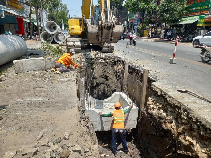 Các tuyến thi công này thường xuyên ngập lụt lúc mưa lớn, triều cường. Vì vậy, hệ thống thoát nước cũ sẽ được thay mới, mặt đường được tăng cường nâng cao độ (bình quân chừng 5cm) để đảm bảo khả năng tiêu, thoát nước.