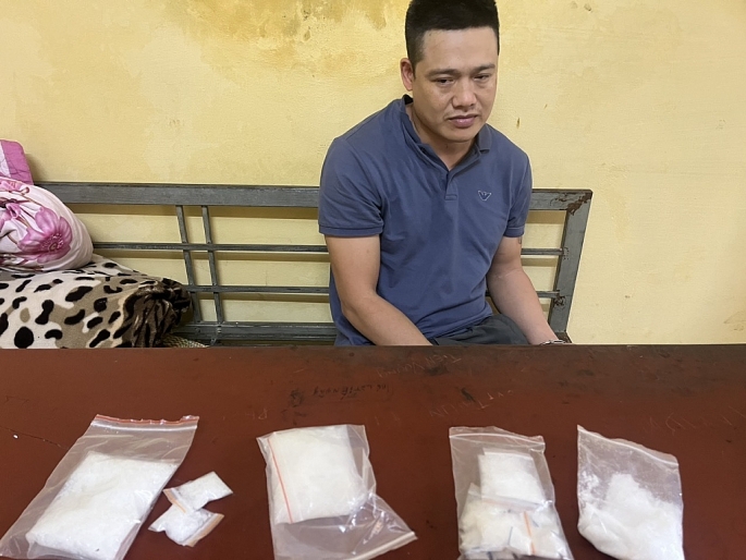 Nguyễn Danh Bằng và số ma túy bị thu giữ.