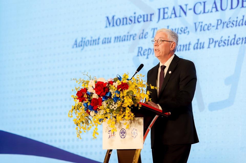 Phó Thị trưởng Thành phố Toulouse Jean-Claude Dardelet phát biểu tại Hội nghị. 