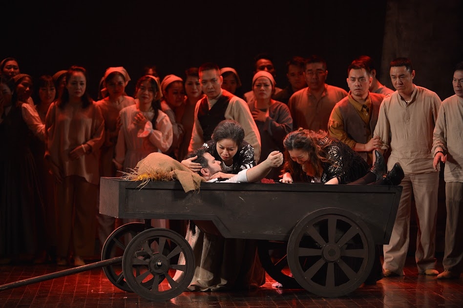 Khán giả bùng nổ xúc cảm khi thưởng thức vở Opera chuẩn quốc tế đầu tiên tại Việt Nam