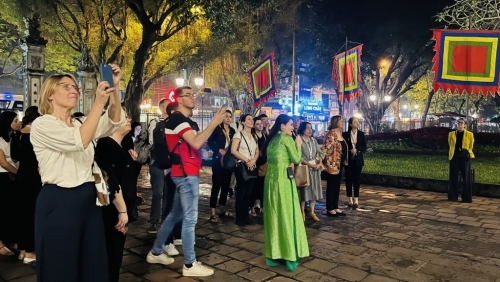 Đại biểu Pháp và Việt Nam trải nghiệm di sản Hà Nội về đêm
