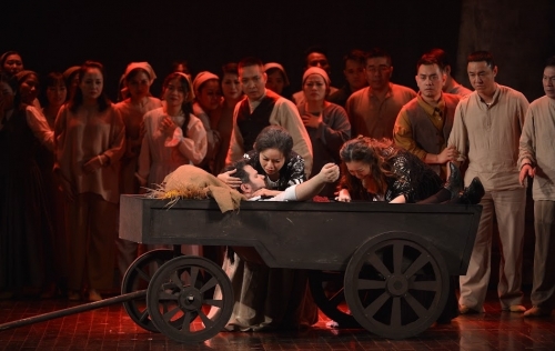 Khán giả bùng nổ xúc cảm khi thưởng thức vở Opera chuẩn quốc tế đầu tiên tại Việt Nam