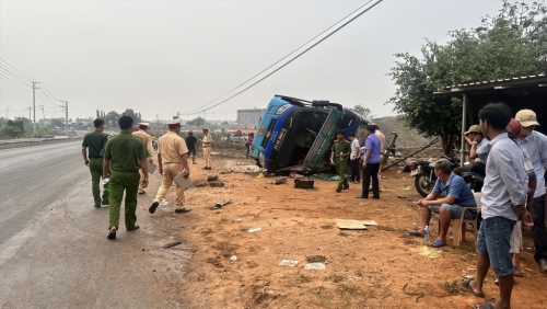 Lật xe khách trên Quốc lộ 1, một người chết, nhiều người bị thương