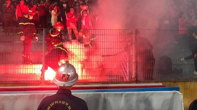 CLB Hải Phòng và Hà Nội FC bị phạt vì CĐV đốt pháo sáng trên sân Hàng Đẫy