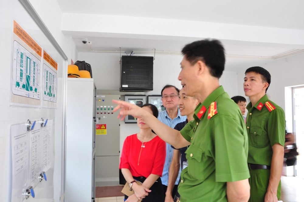 Đại tá Phạm Viết Dũng - Phó Giám đốc CATP kiểm tra, hướng dẫn công tác PCCC tại các khu công nghiệp trên địa bàn thành phố.