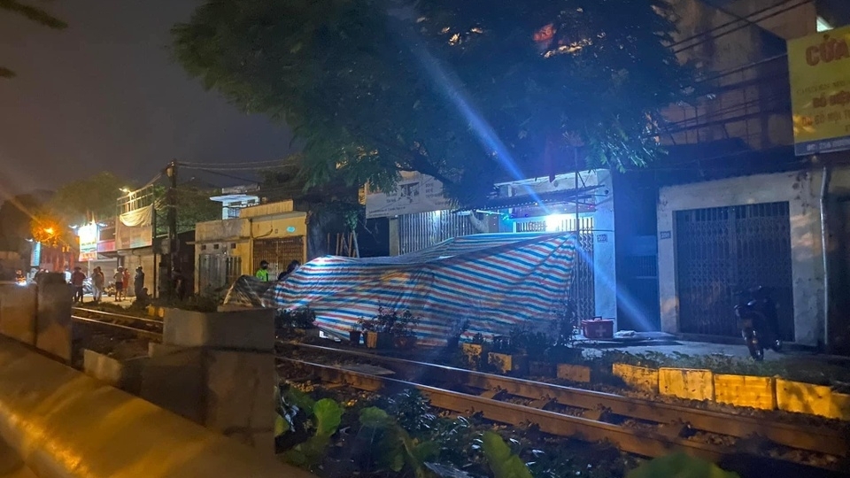 Va chạm với tàu hỏa ở Hà Nội, người phụ nữ đi xe máy tử vong