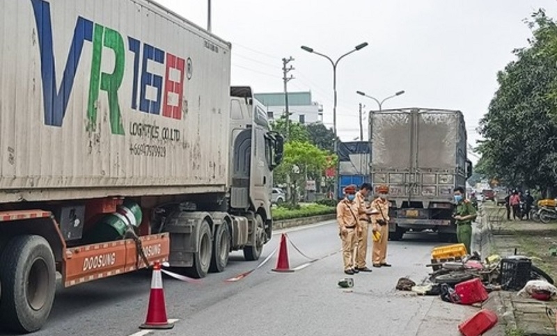 Hà Tĩnh: Xe tải va chạm xe máy, 2 người thương vong